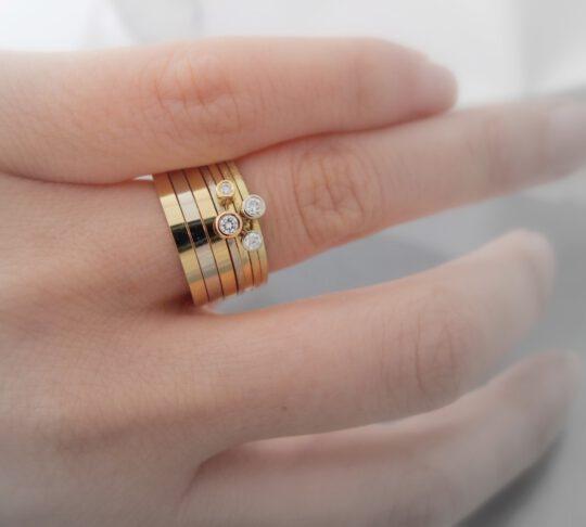 komplet złotych obrączek i pierścionków na palcu, białe i żółte złoto