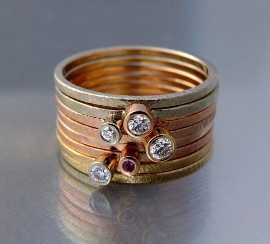 komplet pierścionków z brylantami i różowym szafirem