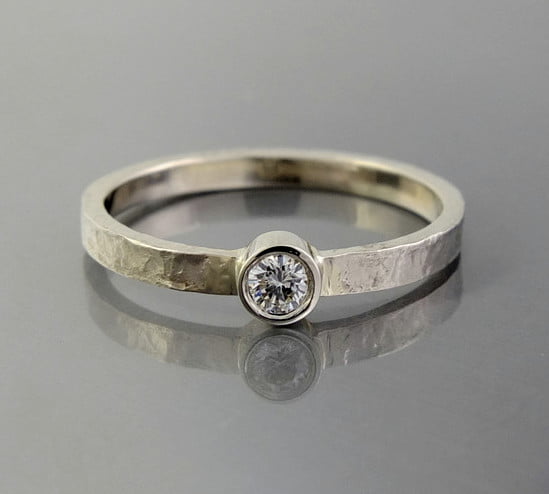 młotkowany pierścionek z białego złota i brylantem