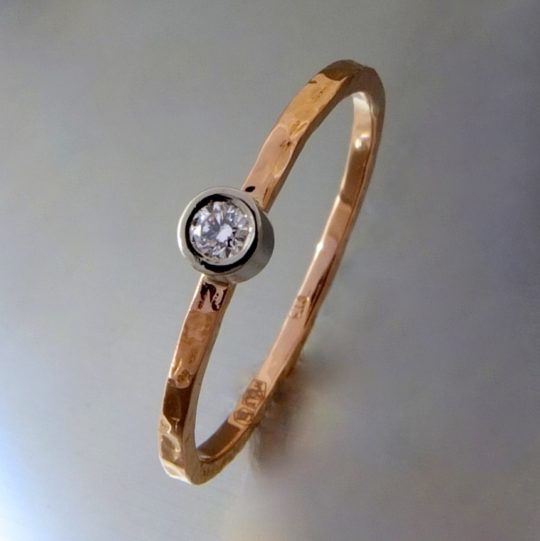 złoty pierścionek z brylantem, młotkowana powierzchnia