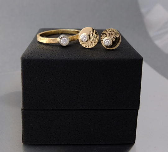 zestaw pierścionek i kolczyki młotkowane ze złota z brylantem