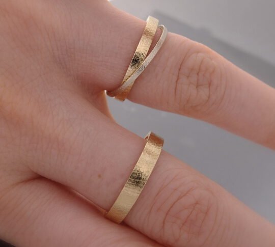 minimalistyczne obrączki ślubne na palcach