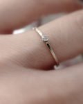 minimalistyczny złoty pierścionek z brylantem z białego złota