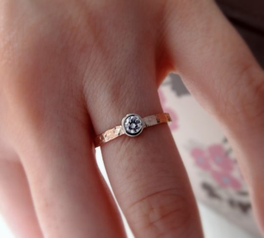 minimalistyczny złoty pierścionek z brylantem z młotkowanego złota