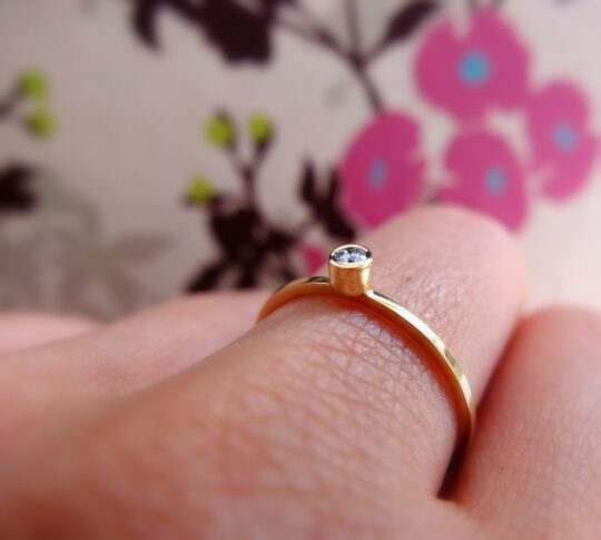 minimalistyczny złoty pierścionek z brylantem na zaręczyny