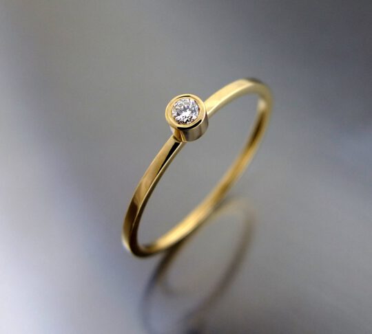 minimalistyczny złoty pierścionek z brylantem na zaręczyny