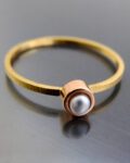 minimalistyczny złoty pierścionek z perłą i fakturowanym złotem