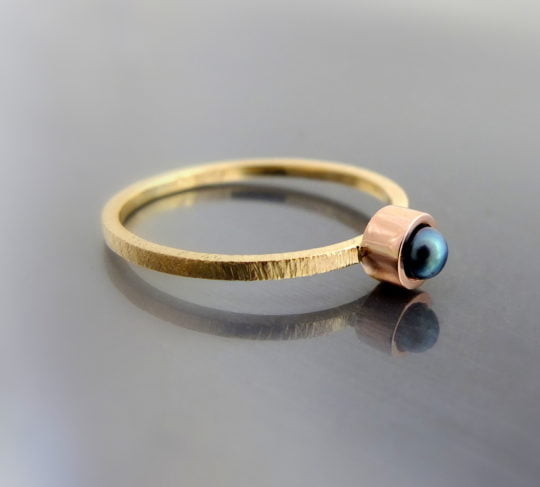 pierścionek fakturowany z ciemną perłą