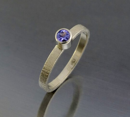 minimalistyczny złoty pierścionek z tanzanitem