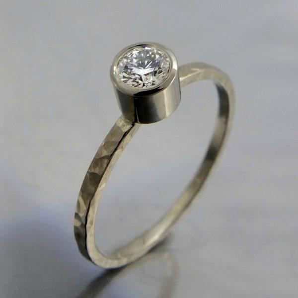 złoty pierścionek o młotkowanej powierzchni z brylantem
