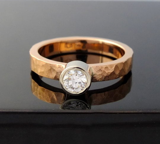 pierścionek młotkowany ze złota z brylantem