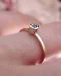 minimalistyczny złoty pierścionek z topazem