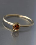 minimalistyczny złoty pierścionek, andaluzyt