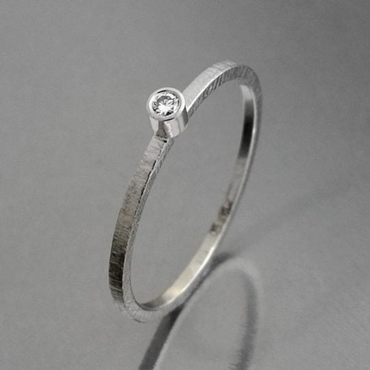 minimalistyczny pierścionek z brylantem z białego złota