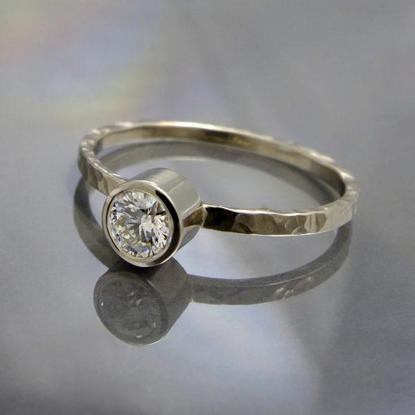 złoty pierścionek o młotkowanej powierzchni z brylantem
