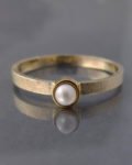 minimalistyczny złoty pierścionek z perłą z białego złota