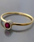 minimalistyczny złoty pierścionek z rubinem na palcu