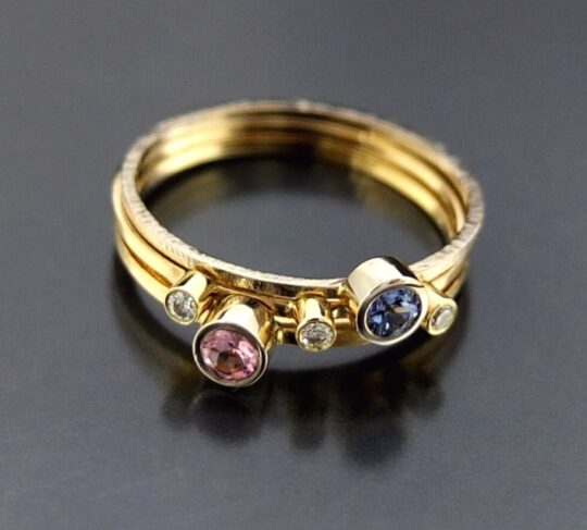 komplet złotych pierścionków, pierścionek modułowy z kolorowymi kamieniami szlachetnymi