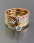 komplet złotych pierścionków, i obrączek z brylantami, fakturowana powierzchnia, różne kolory złota