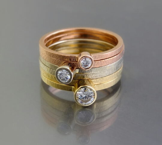 komplet złotych pierścionków, i obrączek z brylantami, fakturowana powierzchnia, różne kolory złota