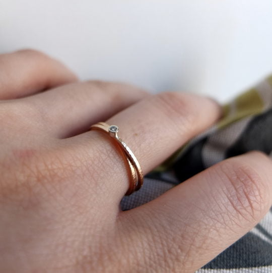 podwójny pierścionek z różowego złota na palcu
