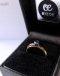 minimalistyczny złoty pierścionek podwójny z kamieniem szlachetnym