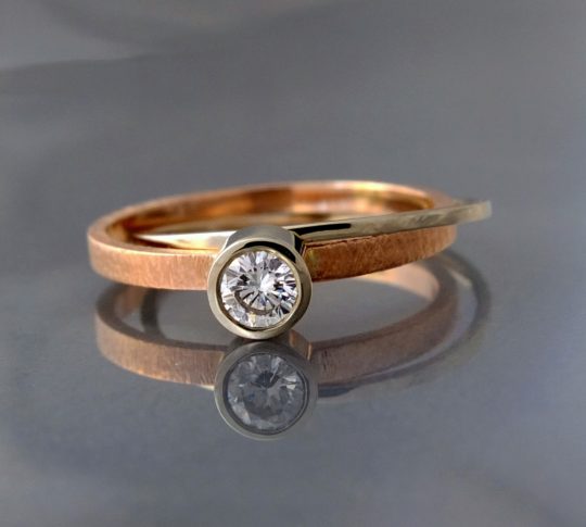 podwójny złoty pierścionek z brylantem
