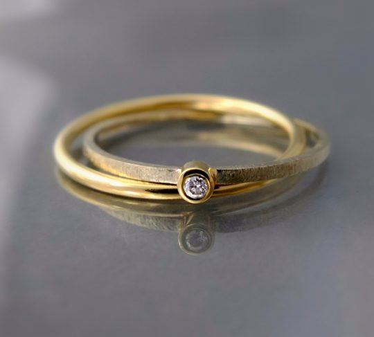 podwójny złoty pierścionek z brylantem