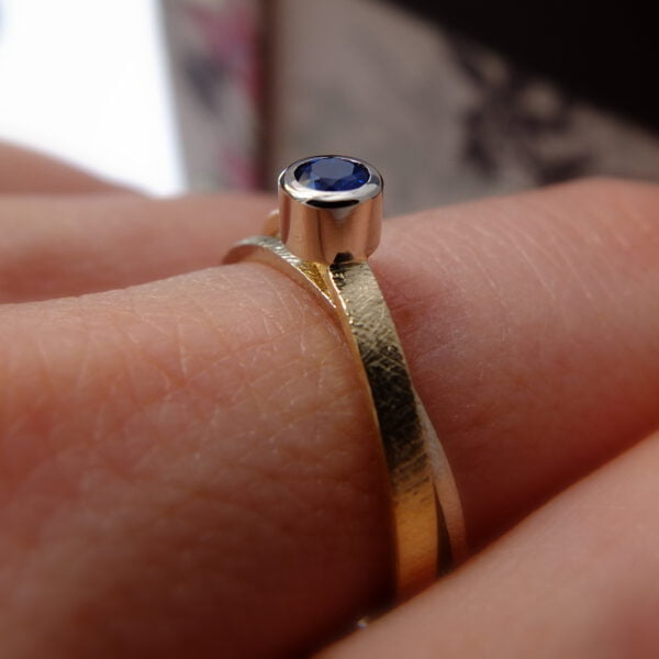 minimalistyczny złoty pierścionek podwójny z szafirem i brylantem