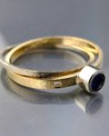 minimalistyczny złoty pierścionek podwójny z szafirem i brylantem