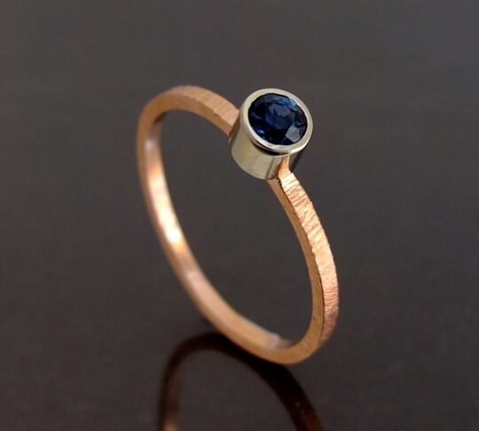 minimalistyczny złoty pierścionek z szafirem