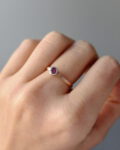 minimalistyczny złoty pierścionek z rodolitem