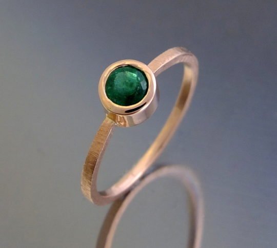 minimalistyczny złoty pierścionek szmaragd