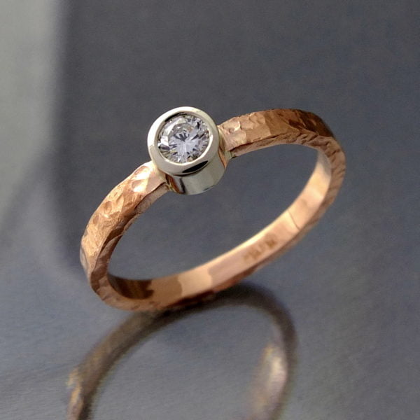 minimalistyczny złoty pierścionek z brylantem z młotkowanego złota