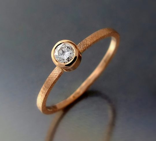 wyjątkowy złoty pierścionek z brylantem z różowego złota