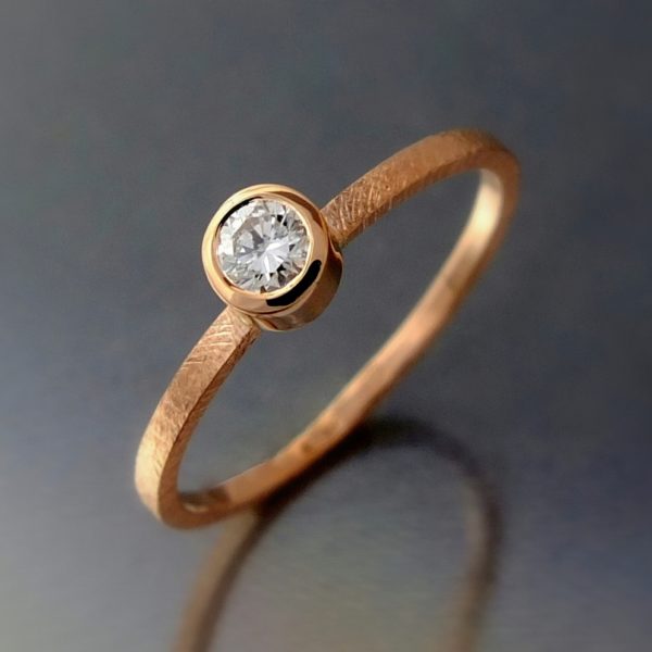 wyjątkowy złoty pierścionek z brylantem z różowego złota