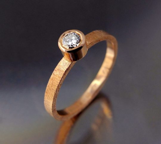 minimalistyczny złoty pierścionek z brylantem z różowego złota