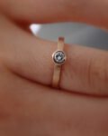 minimalistyczny złoty pierścionek z brylantem z różowego złota