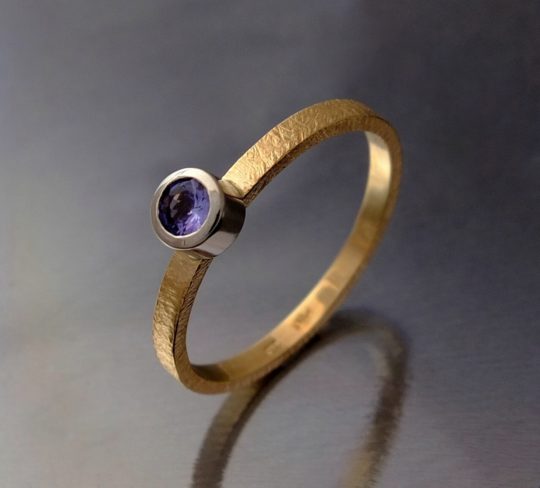 minimalistyczny złoty pierścionek z tanzanitem