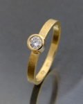 minimalistyczny pierścionek z brylantem