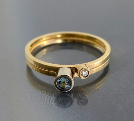 minimalistyczny złoty pierścionek z brylantem i niebieskim topazem