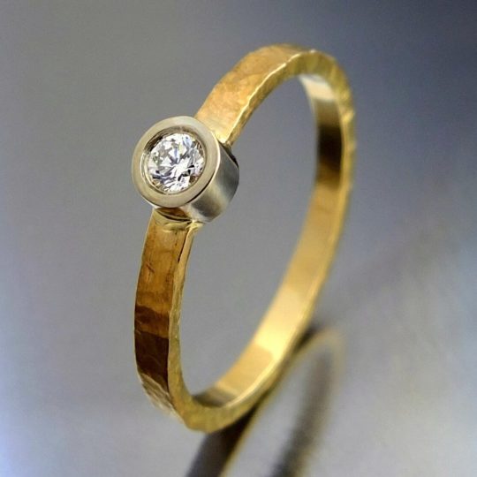 pierścionek młotkowany z brylantem na palcu