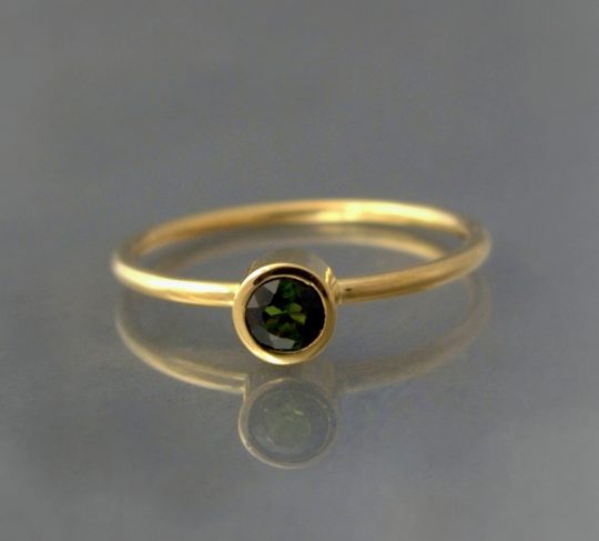 minimalistyczny złoty pierścionek z turmalinem