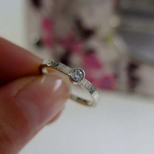 oryginalny minimalistyczny pierścionek z brylantem