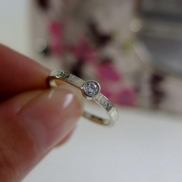 oryginalny minimalistyczny pierścionek z brylantem