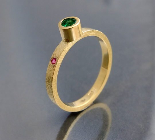 oryginalny pierścionek ze szmaragdem i szafirem różowym