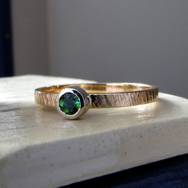 Złoty pierścionek z zielonym turmalinem