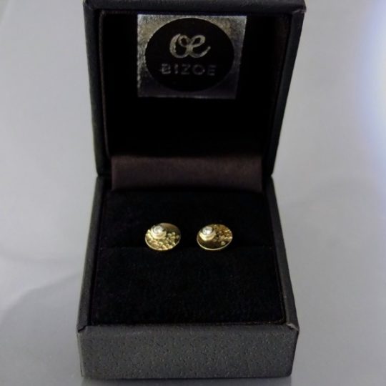 kolczyki złote wkrętki okrągłe młotkowane z brylantami w eleganckim pudełku