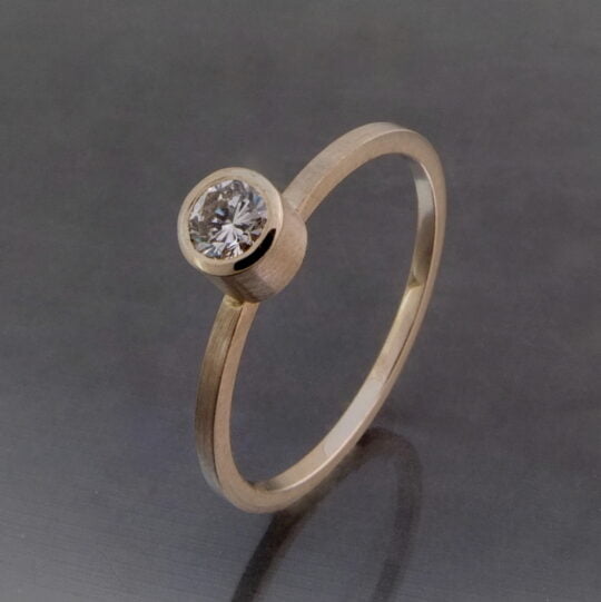 klasyczny matowy pierścionek bizoe z białego złota o satynowanej powierzchni z brylantem