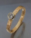młotkowany złoty pierścionek marki BIZOE z brylantem idealny na zaręczyny